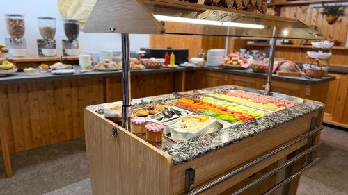 um buffet com muitos tipos diferentes de comida em Bílá Labuť Pec em Pec pod Sněžkou