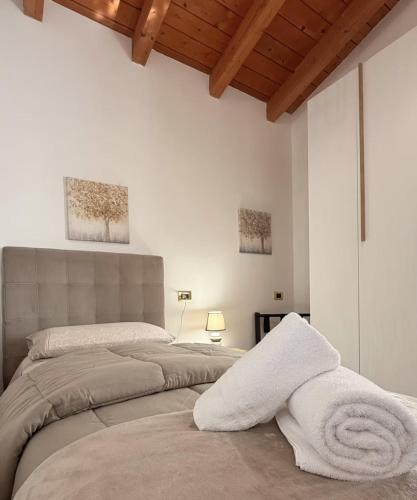 a bedroom with a bed with towels on it at B&B LA VILLA Rozzano - HUMANITAS - FORUM ASSAGO - MILANO FIORI - IEO - MILAN DESIGN WEEK 2026 in Rozzano