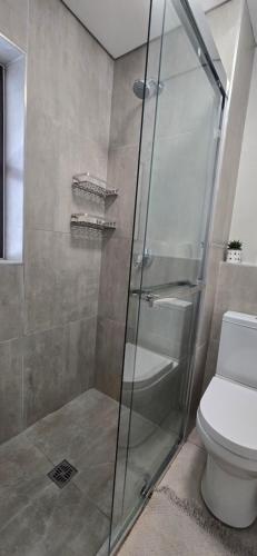 un bagno con doccia in vetro e WC di Ebbies place a Cape Town