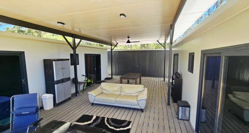 Giường trong phòng chung tại The Hidden Gem of Landsborough