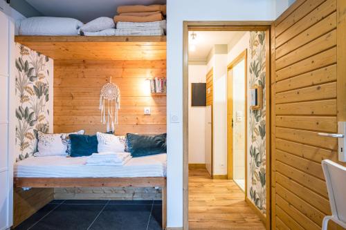 una stanza con una panca in una stanza con il legno di Studio Bee Happy a Brides-les-Bains