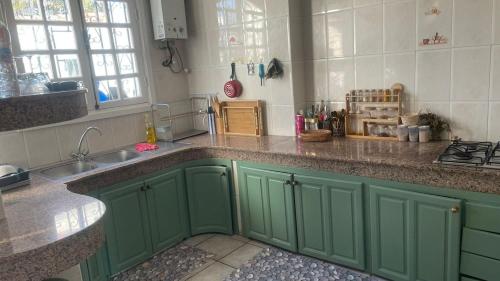 Nhà bếp/bếp nhỏ tại Entire villa with sea view - Bouznika Plage David