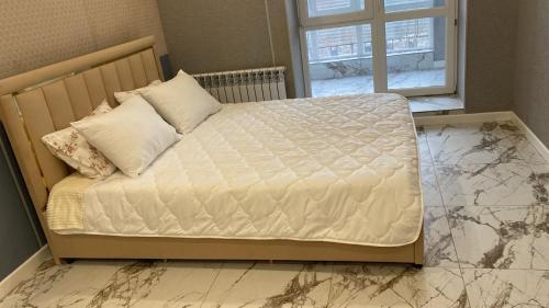 Giường trong phòng chung tại Akzhol