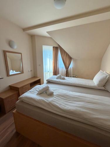 ein Hotelzimmer mit einem Bett und einem Fenster in der Unterkunft PM Services Royal Plaza Apartments in Borowez