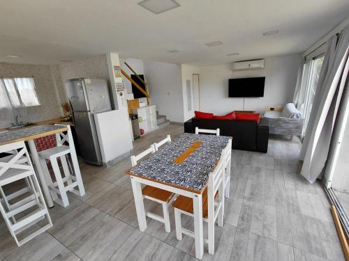 Una cocina y una sala de estar con una mesa y un sofá. en Libertad, Paz, Armonia, en Camet Norte