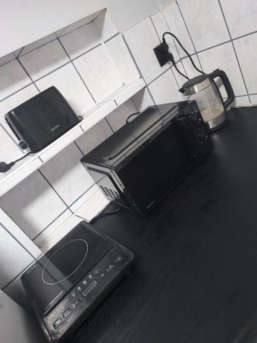 eine Mikrowelle auf einer Theke in einer Küche in der Unterkunft Apartament in Psary Małe