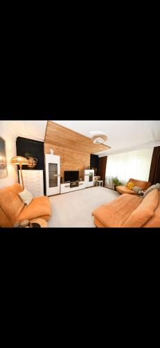 una camera da letto con due letti e un soggiorno di Bondar Residence a Galaţi