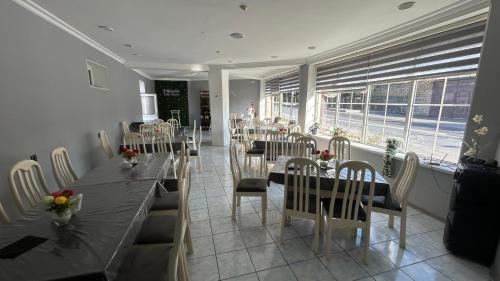 een eetkamer met tafels en stoelen in een restaurant bij Garden Sheki Hotel in Sheki