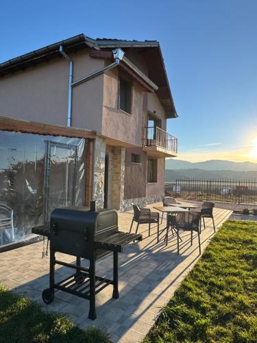 ein Haus mit einem Grill auf der Terrasse in der Unterkunft Къща за гости Пегас in Welingrad