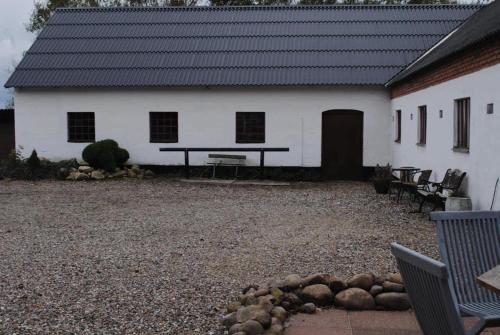 un edificio bianco con un tavolo da picnic di fronte di Idyllic Countryside Farm with Horseback Riding a Borup