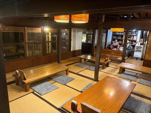 Khu vực ghế ngồi tại 車で市街地近くの静かな田舎空間一沖縄古民家の宿