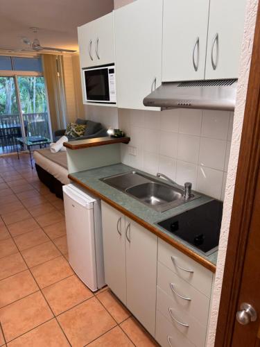 Kuchyň nebo kuchyňský kout v ubytování Barefoot Retreat Port Douglas