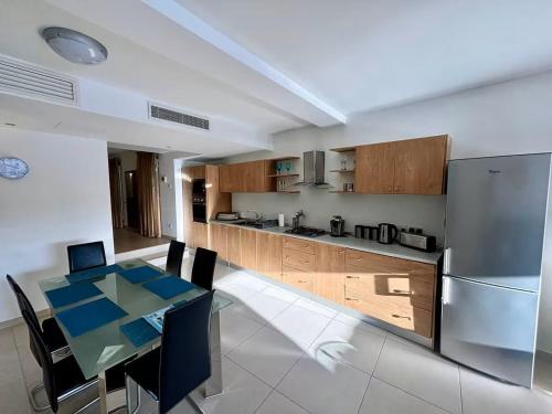 Køkken eller tekøkken på Birgu Seafront 3 Bedroom Apartment