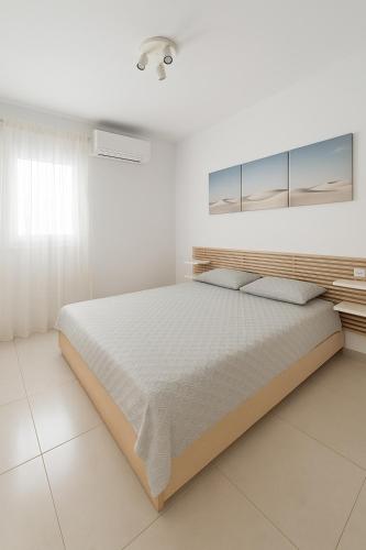 En eller flere senge i et værelse på Nikiti Pure Modern New Build Apartment