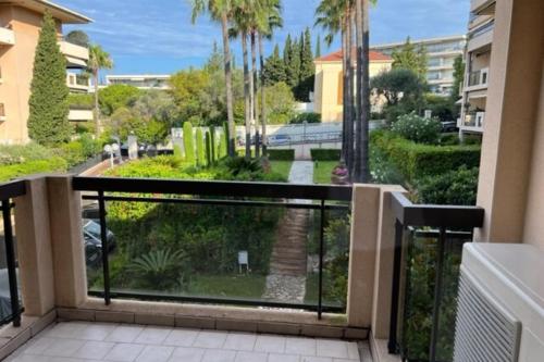Cannes Conseil Immo -Résidence avec piscine, appartement avec terrasse pour 4 personnes