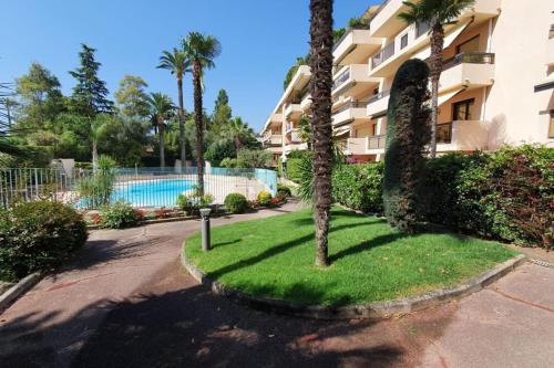 Cannes Conseil Immo -Résidence avec piscine, appartement avec terrasse pour 4 personnes