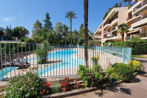 Cannes Conseil Immo -Résidence avec piscine, appartement avec terrasse pour 4 personnes