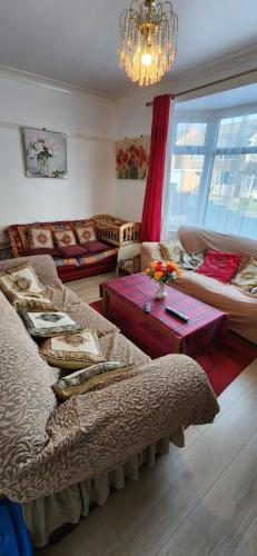 Posezení v ubytování Bob's House quiet retreat with large shared garden