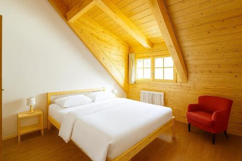 En eller flere senge i et værelse på Tarvisio Cozy Alpine Refuge with Gym