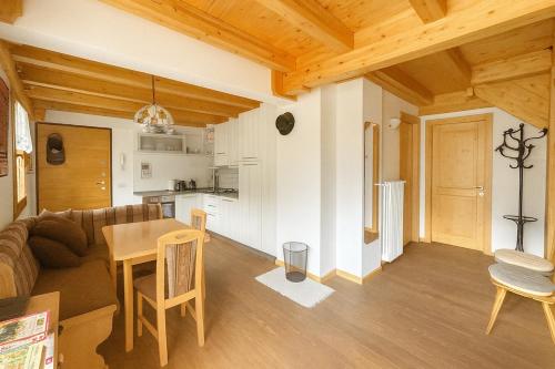 Køkken eller tekøkken på Tarvisio Cozy Alpine Refuge with Gym