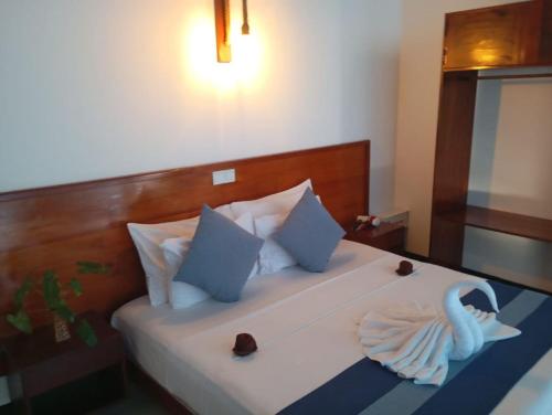 een slaapkamer met een bed met een zwaan erop bij Celestia by Sea Cloud in Talpe