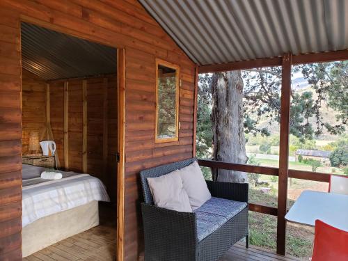 En eller flere senge i et værelse på CABINS & CARAVAN at Old Mill Drift Guest Farm