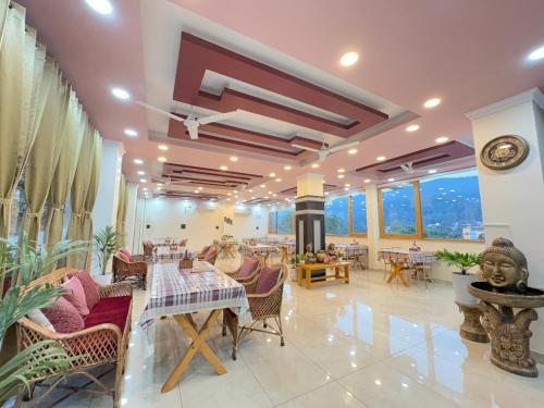 un restaurant avec des tables et des chaises dans une salle dans l'établissement Rivana Retreat, à Dehradun