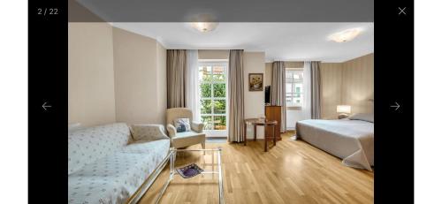 een slaapkamer met een bed en een bank in een kamer bij Ferienwohnung in Bad Saarow in Bad Saarow
