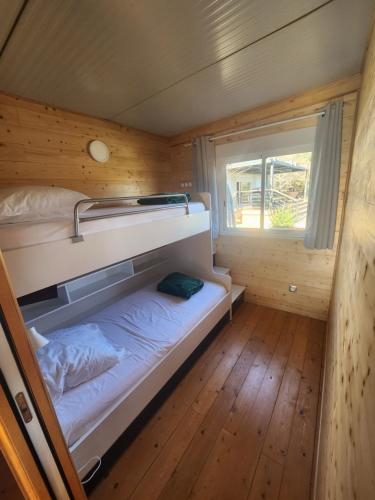 a small room with two bunk beds in a tiny house at La tête sous les étoiles in Lézignan-la-Cèbe