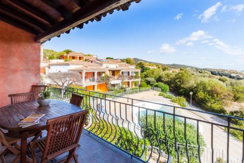 En balkon eller terrasse på Sun and Sea LT - Piscina Condominiale - PMS CaseVacanze