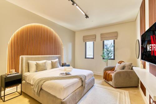 ein Schlafzimmer mit einem großen Bett und einer Couch in der Unterkunft Luxury Stay on Saadiyat Island - Pool, Gym, Parking in Abu Dhabi