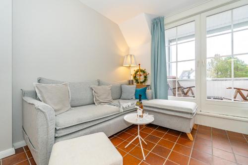 ein Wohnzimmer mit Sofa und Tisch in der Unterkunft Syltweh in Munkmarsch