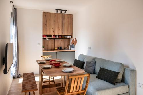 a living room with a table and a couch at Viva Vlasic - Apartman i vikendica in Šišava
