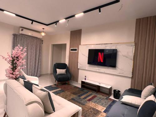 Μια τηλεόραση ή/και κέντρο ψυχαγωγίας στο Modern Riverside Apartment 3BR in Aswan Downtown