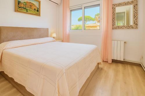 Postel nebo postele na pokoji v ubytování Next to the sea 20' from Barcelona