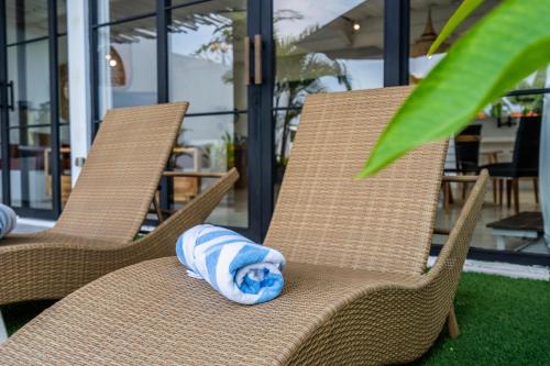 Et opholdsområde på Central Canggu Pool Villa with spectacular rice field views