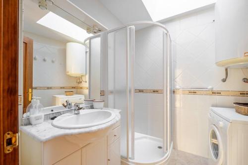 un baño con lavabo y ducha en Celada Una casina con encanto, en Celorio