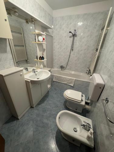 a bathroom with a sink and a toilet and a tub at Cormòns 2# in Cormòns