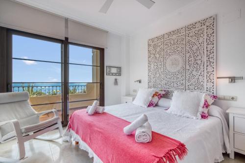 een slaapkamer met een bed, een stoel en een raam bij Gadea Vistas in Caserío Capnegret