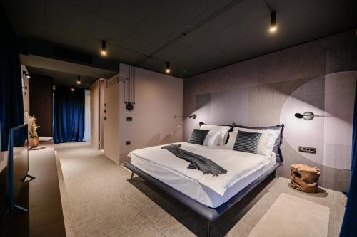 une chambre avec un grand lit dans une pièce dans l'établissement Vista Hills Excelsior, à Mošćenice