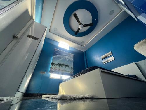 een kamer met een klok aan het plafond en een tafel bij Riyaanz aesthetic in Hyderabad