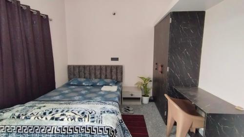 En eller flere senge i et værelse på Anand stay