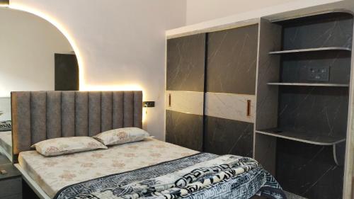 En eller flere senge i et værelse på Anand stay