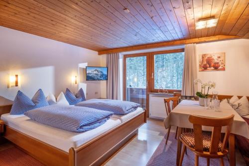 Postel nebo postele na pokoji v ubytování Gmünderklause