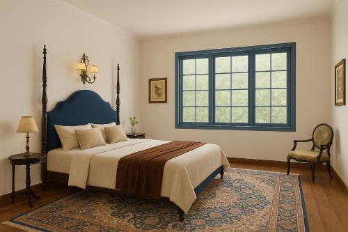 een slaapkamer met een groot bed en een raam bij Seclude Hampi 1800 in Jāmb