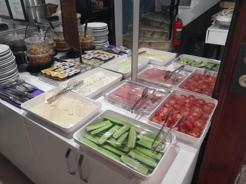 een buffet met veel verschillende soorten eten op dienbladen bij Karya Hotel in Kuşadası