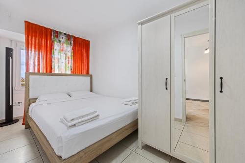 En eller flere senge i et værelse på Apartamento Delta Muga con Vistas al Mar