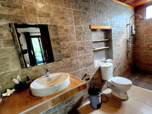 une salle de bains avec lavabo et toilettes dans l'établissement Baan Phangan, à Ko Pha Ngan