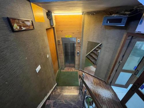 een bovenaanzicht van een gang in een trein bij Hotel LAVENIR in Rohtak