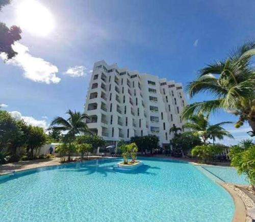 a large swimming pool in front of a large building at Sea Sand Sun Condominium in Ban Bang Nok